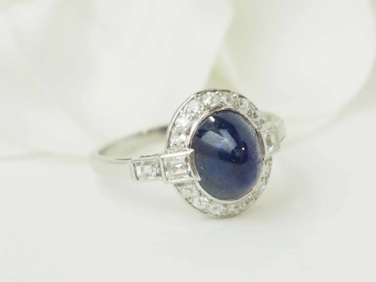 Bague Entourage en platine, saphir, et diamants - Image 4