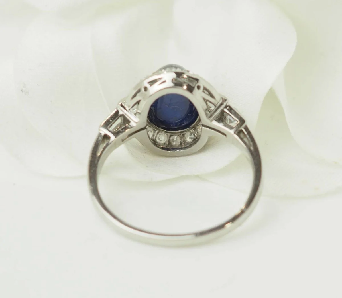 Bague Entourage en platine, saphir, et diamants - Image 7