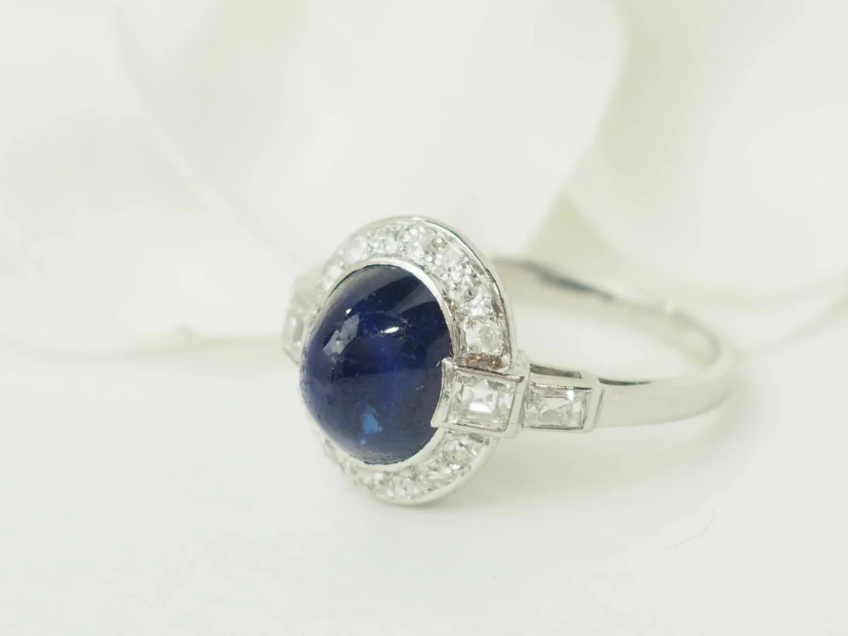 Bague Entourage en platine, saphir, et diamants - Image 8