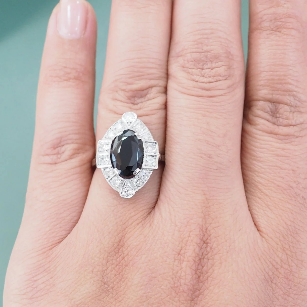 Bague Entourage en Platine, saphir et diamants - Image 2