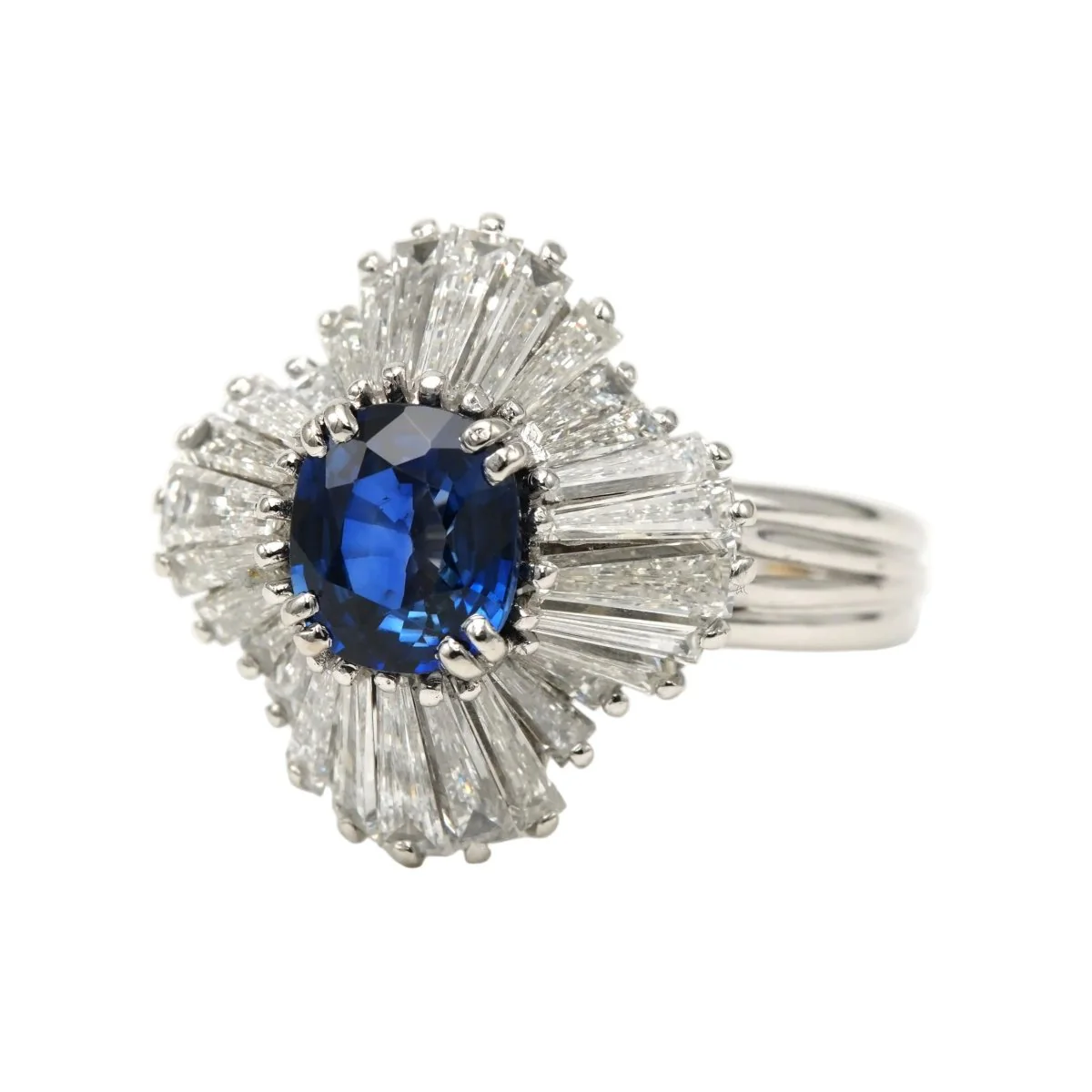 Bague Entourage en platine, saphir et diamants - Image 2