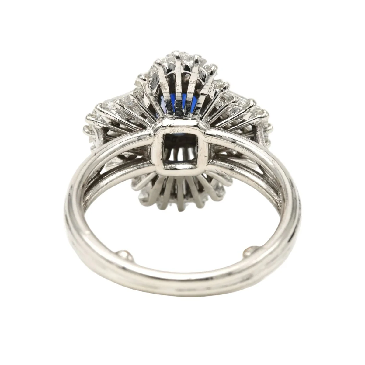 Bague Entourage en platine, saphir et diamants - Image 4