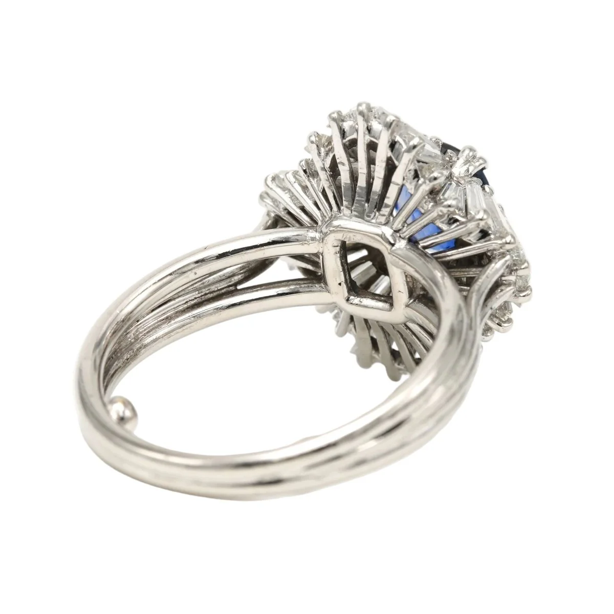 Bague Entourage en platine, saphir et diamants - Image 5
