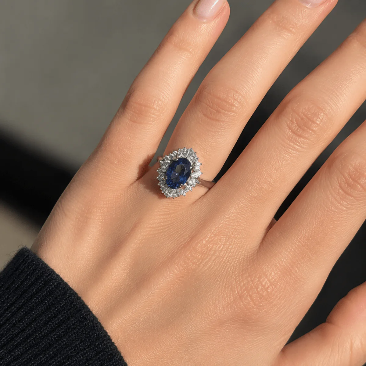 Bague Entourage en platine, saphir et diamants - Image 2