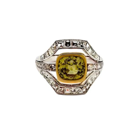 Bague en or blanc, saphir jaune, et diamant