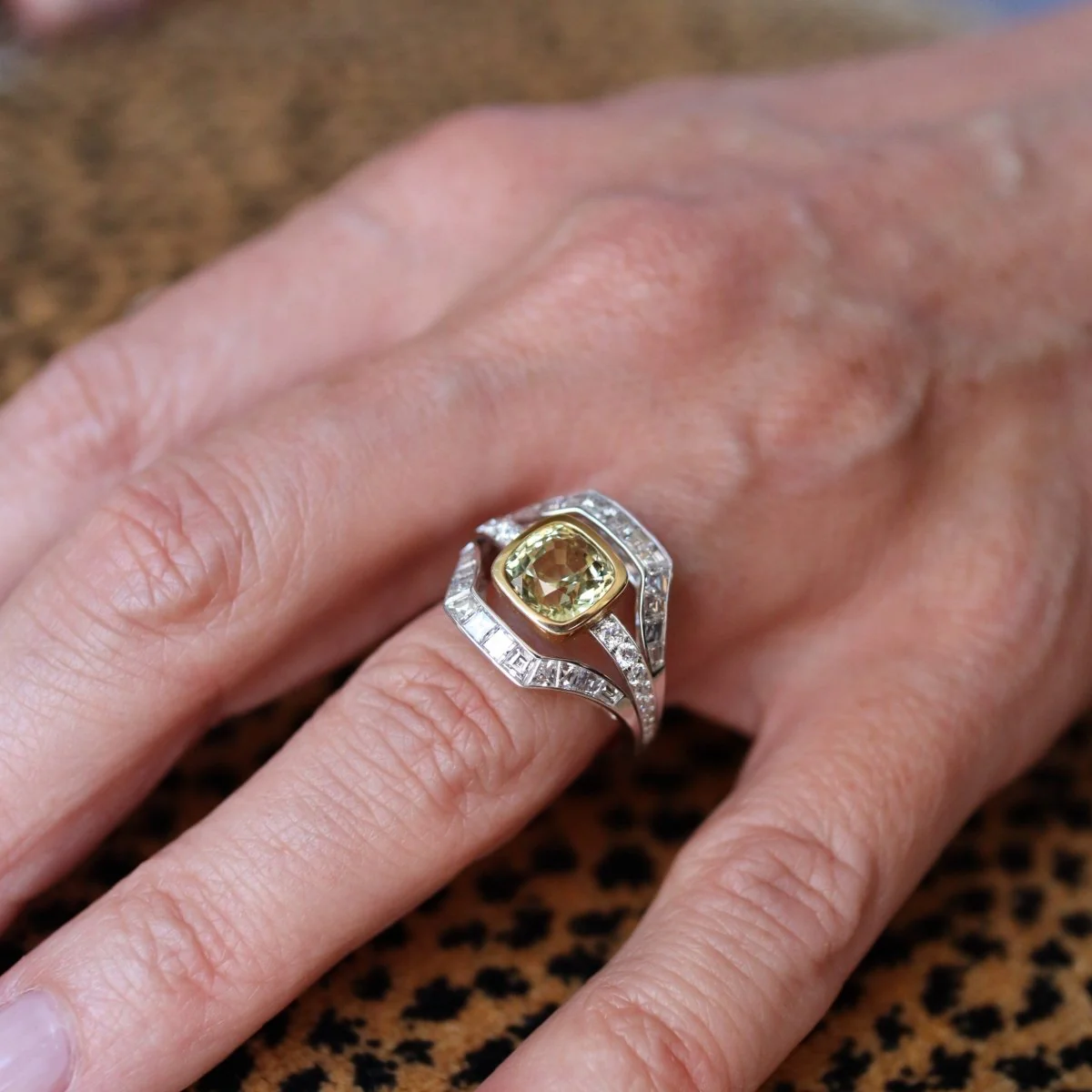 Bague en or blanc, saphir jaune, et diamant - Image 2