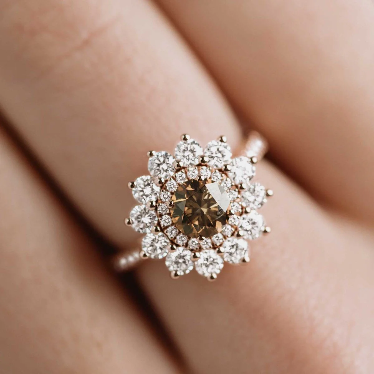 Bague Entourage GEMMYO "Lefkos" en or rose et diamants - Image 2