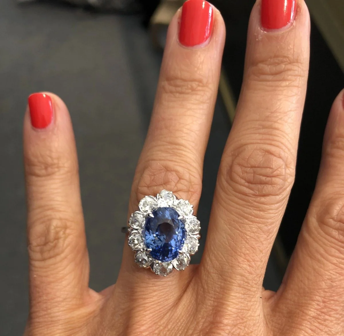 Bague entourage en platine, saphir de Ceylan ovale et diamant - Image 3
