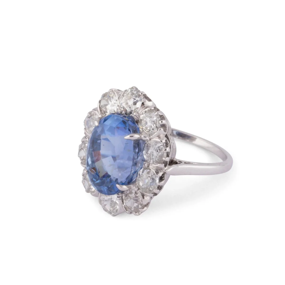 Bague entourage en platine, saphir de Ceylan ovale et diamant - Image 4