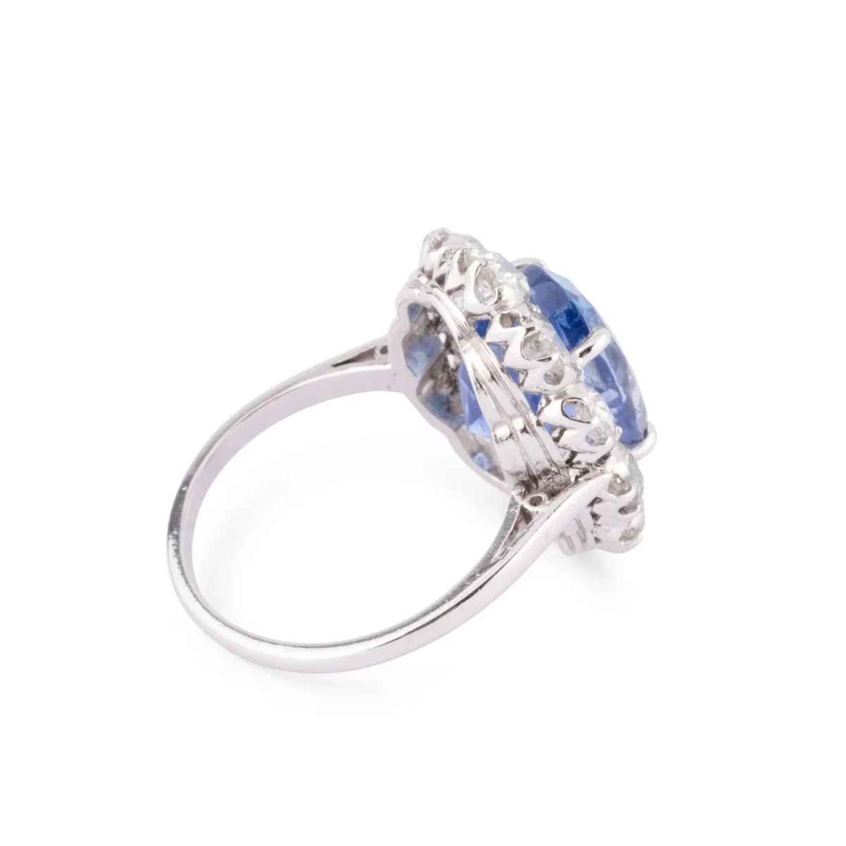 Bague entourage en platine, saphir de Ceylan ovale et diamant - Image 6