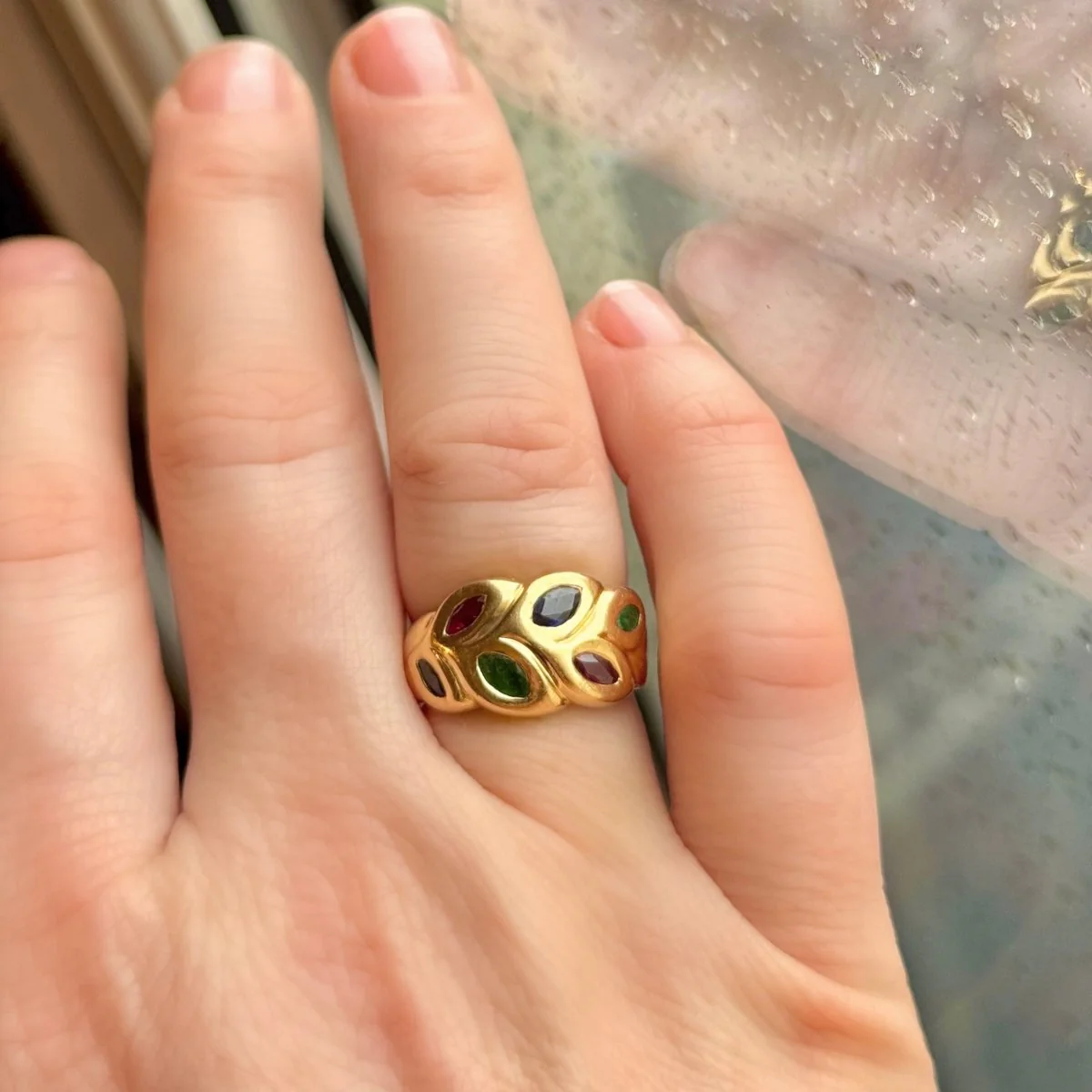 Bague feuillage en or jaune et saphirs, rubis, émeraudes - Image 6