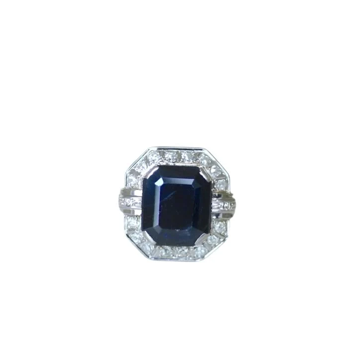 Bague Art Déco hexagonale en or blanc, saphir et diamants