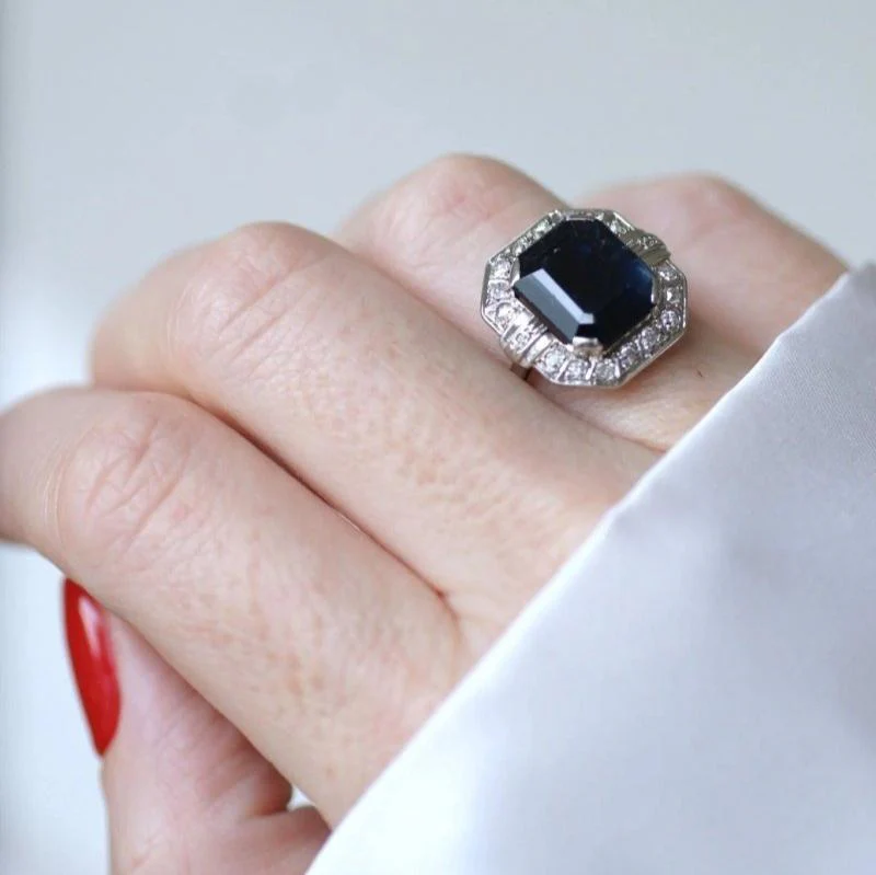 Bague Art Déco hexagonale en or blanc, saphir et diamants - Image 2
