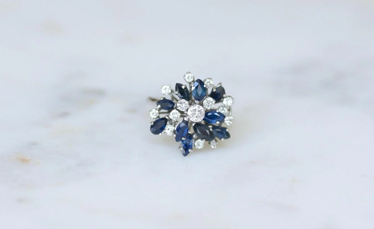 Bague Fil Cocktail Saphir et Diamants sur Or Blanc - Image 2