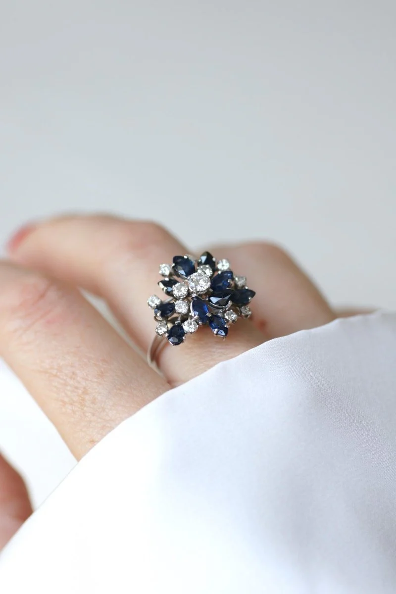 Bague Fil Cocktail Saphir et Diamants sur Or Blanc - Image 3