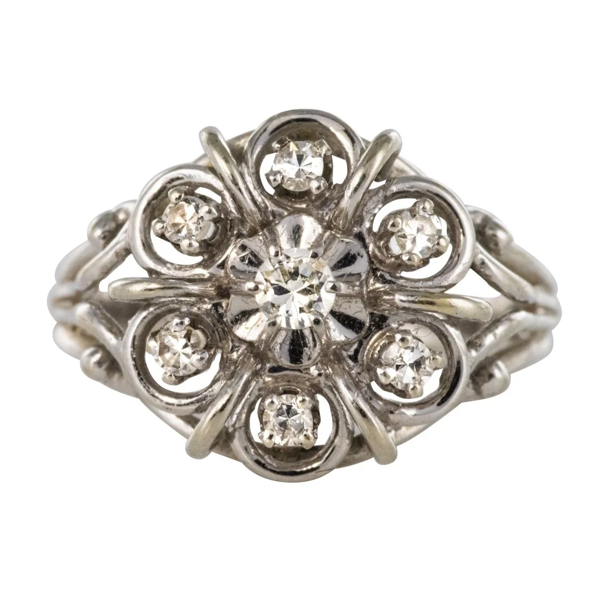 Bague Marguerite en or blanc, platine et diamants