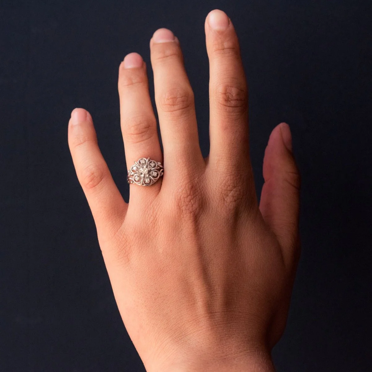 Bague Marguerite en or blanc, platine et diamants - Image 2