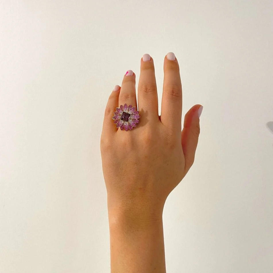 Bague Fleur en or jaune, améthyste, saphirs roses et diamants - Image 2