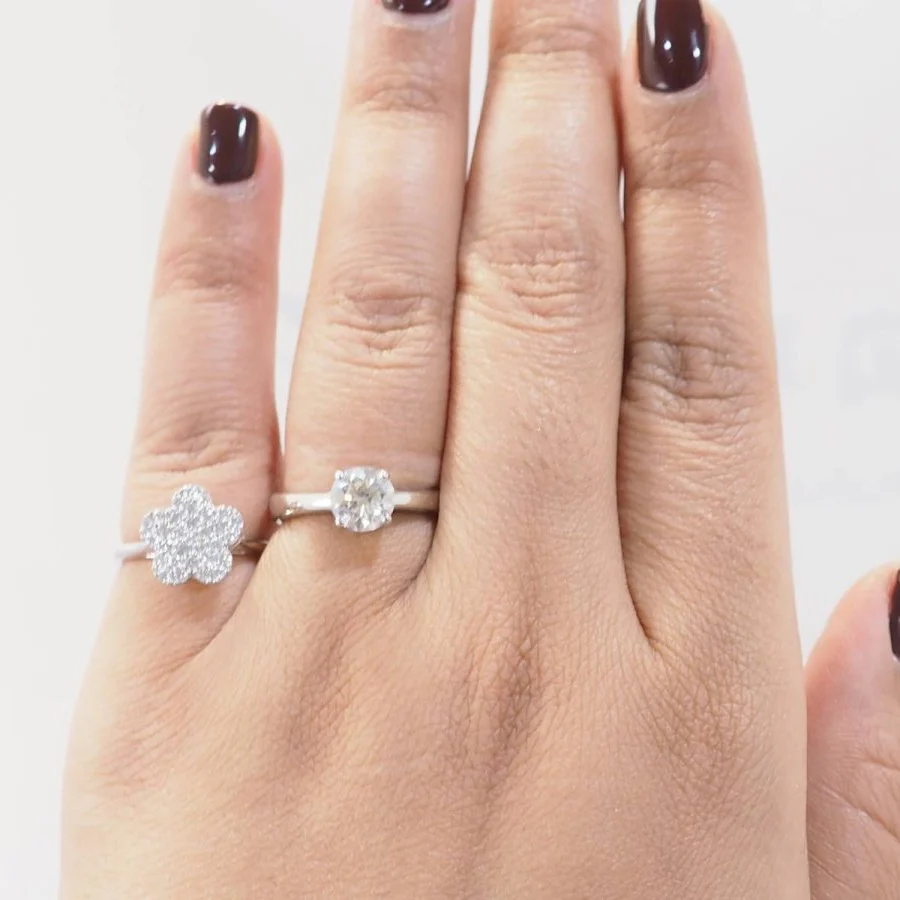 Bague Marguerite en or blanc et diamants - Image 2