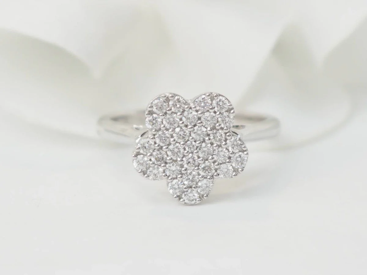 Bague Marguerite en or blanc et diamants - Image 5