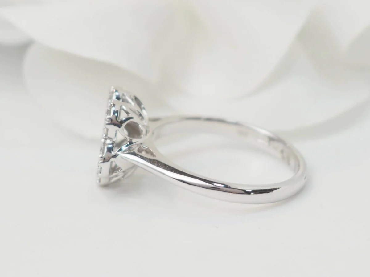Bague Marguerite en or blanc et diamants - Image 7