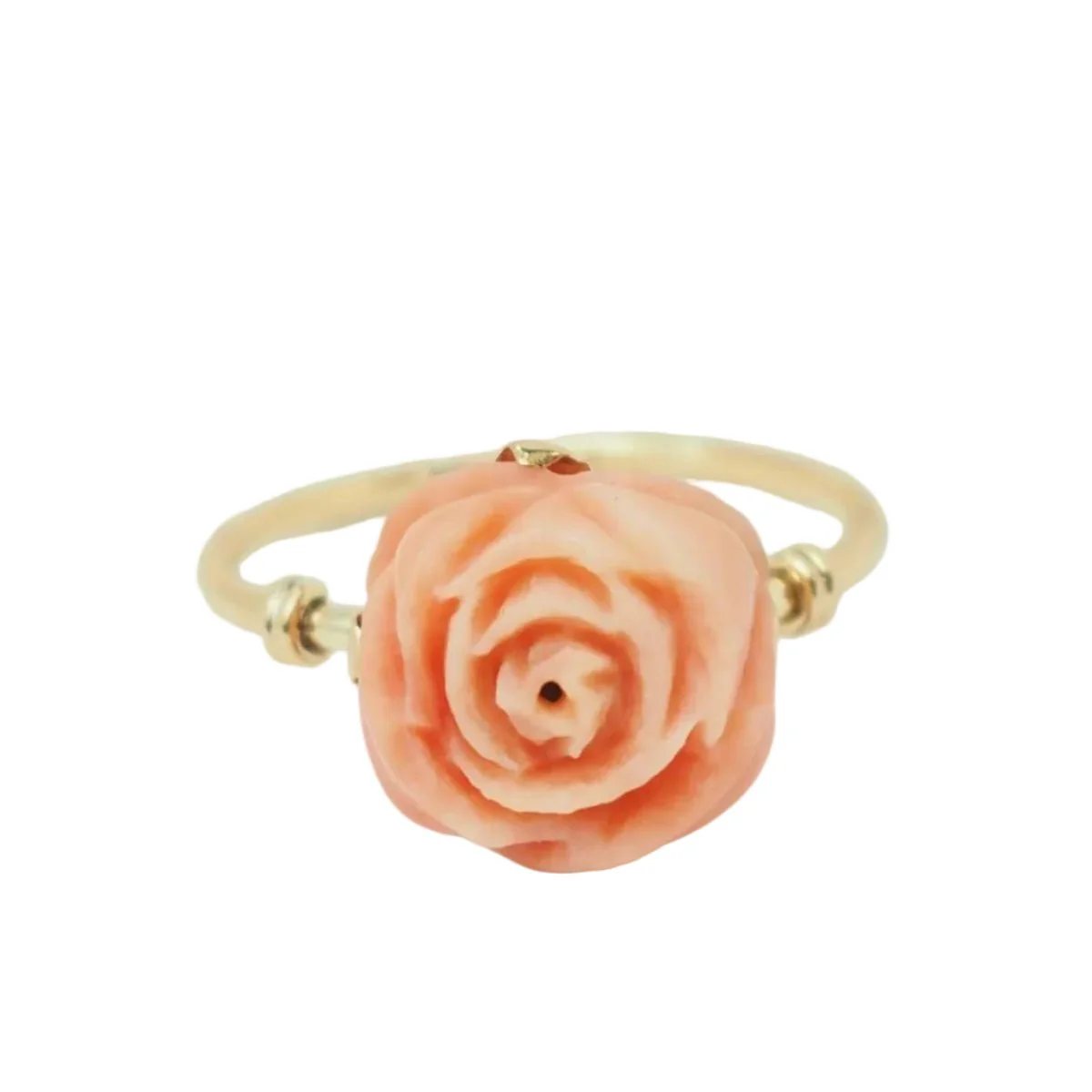 Bague en or jaune et corail
