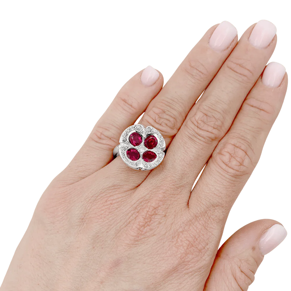Bague Marguerite en or blanc, rubis et diamants - Image 2
