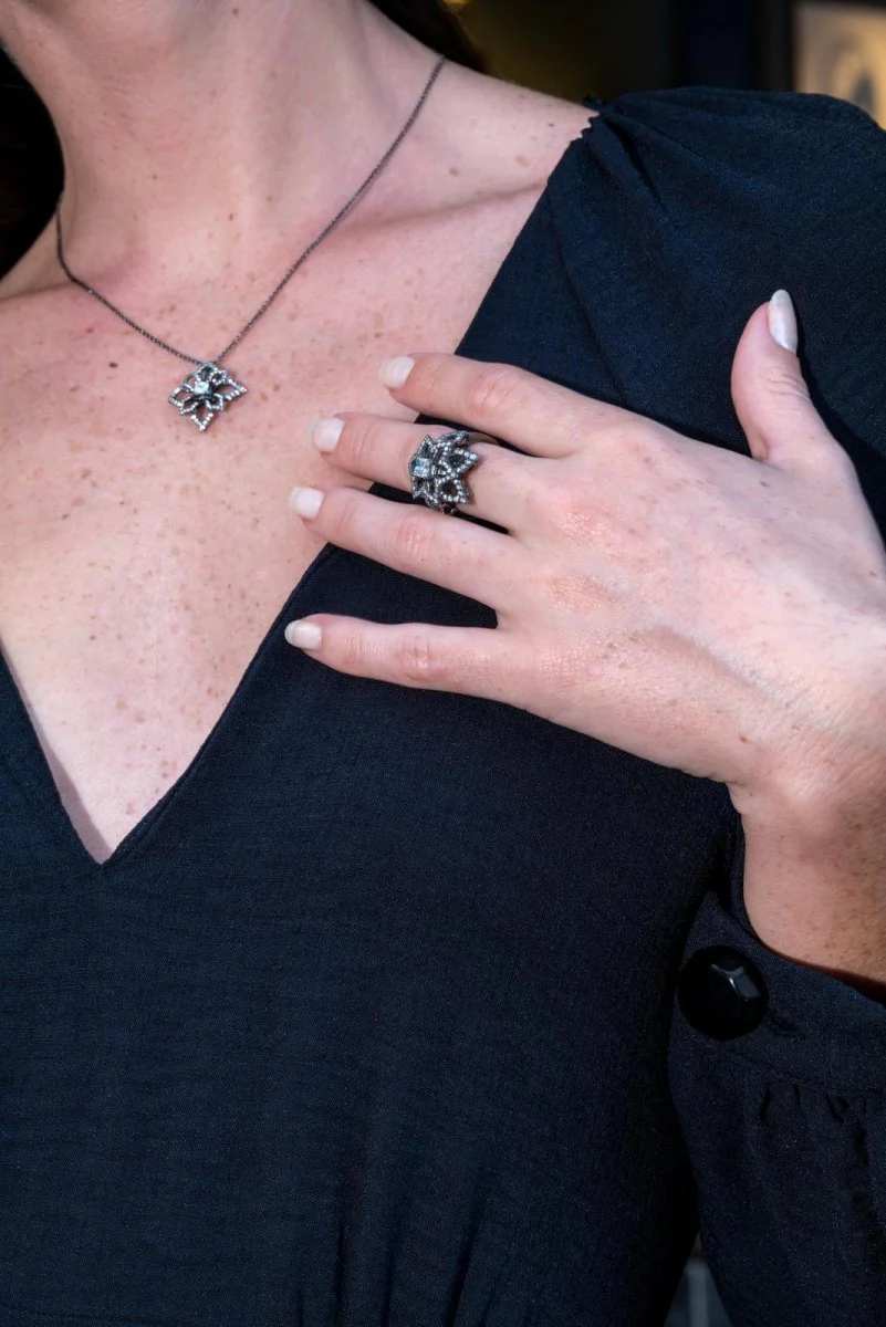 Bague Fleur Or noir Diamant - Image 19