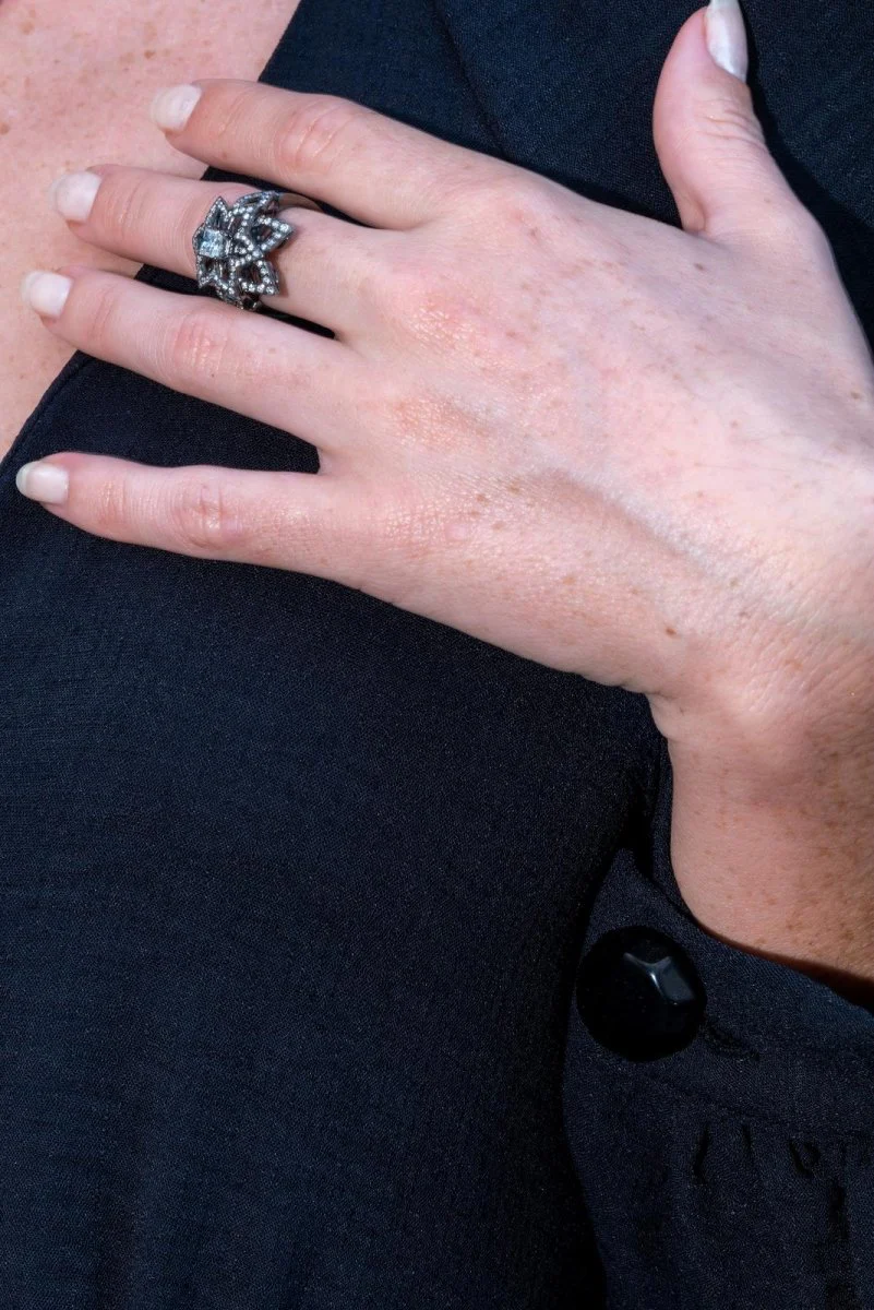 Bague Fleur Or noir Diamant - Image 3