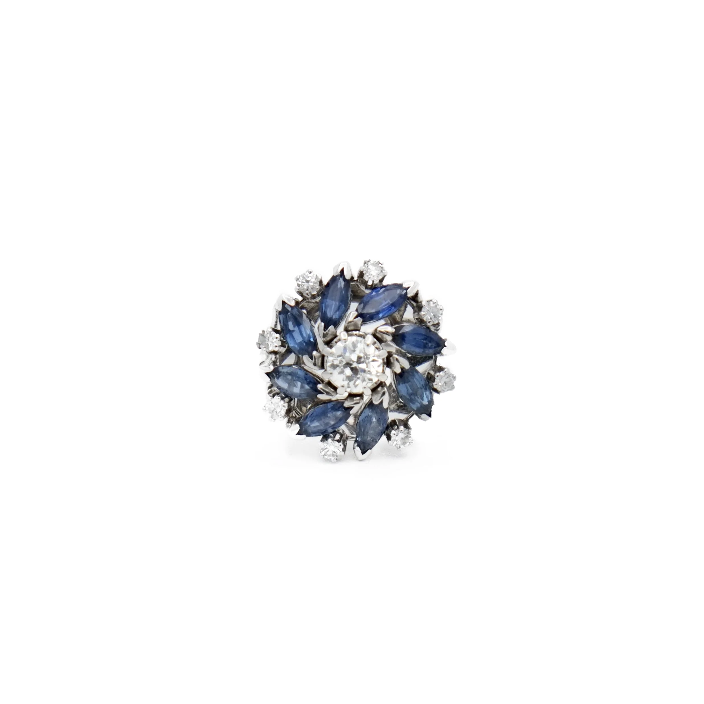 Bague Entourage fleur en or gris et saphirs et diamant