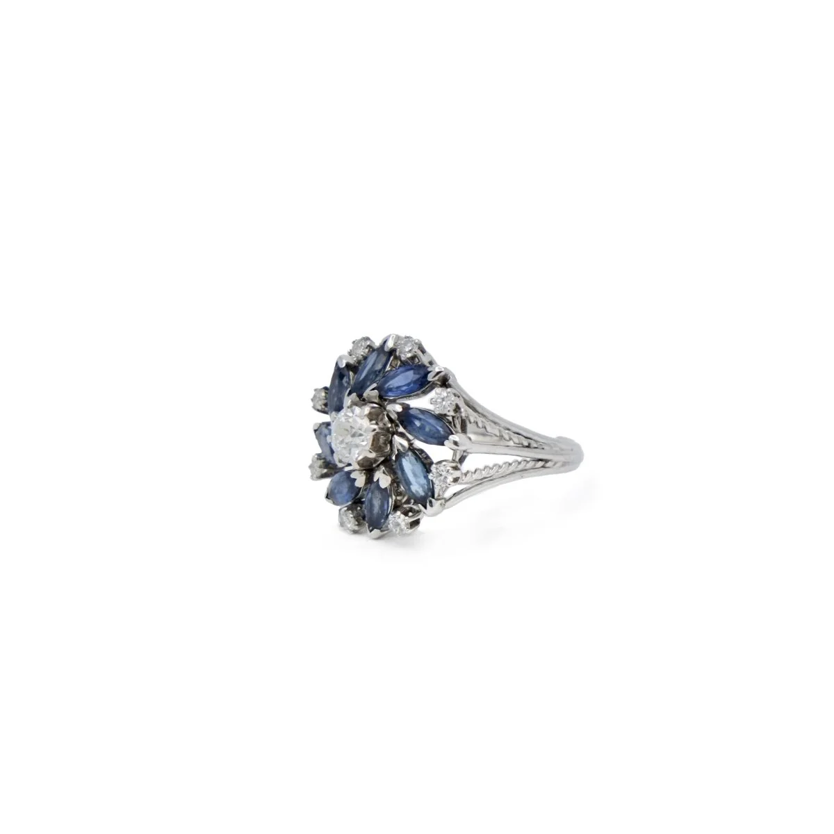 Bague Entourage fleur en or gris et saphirs et diamant - Image 4