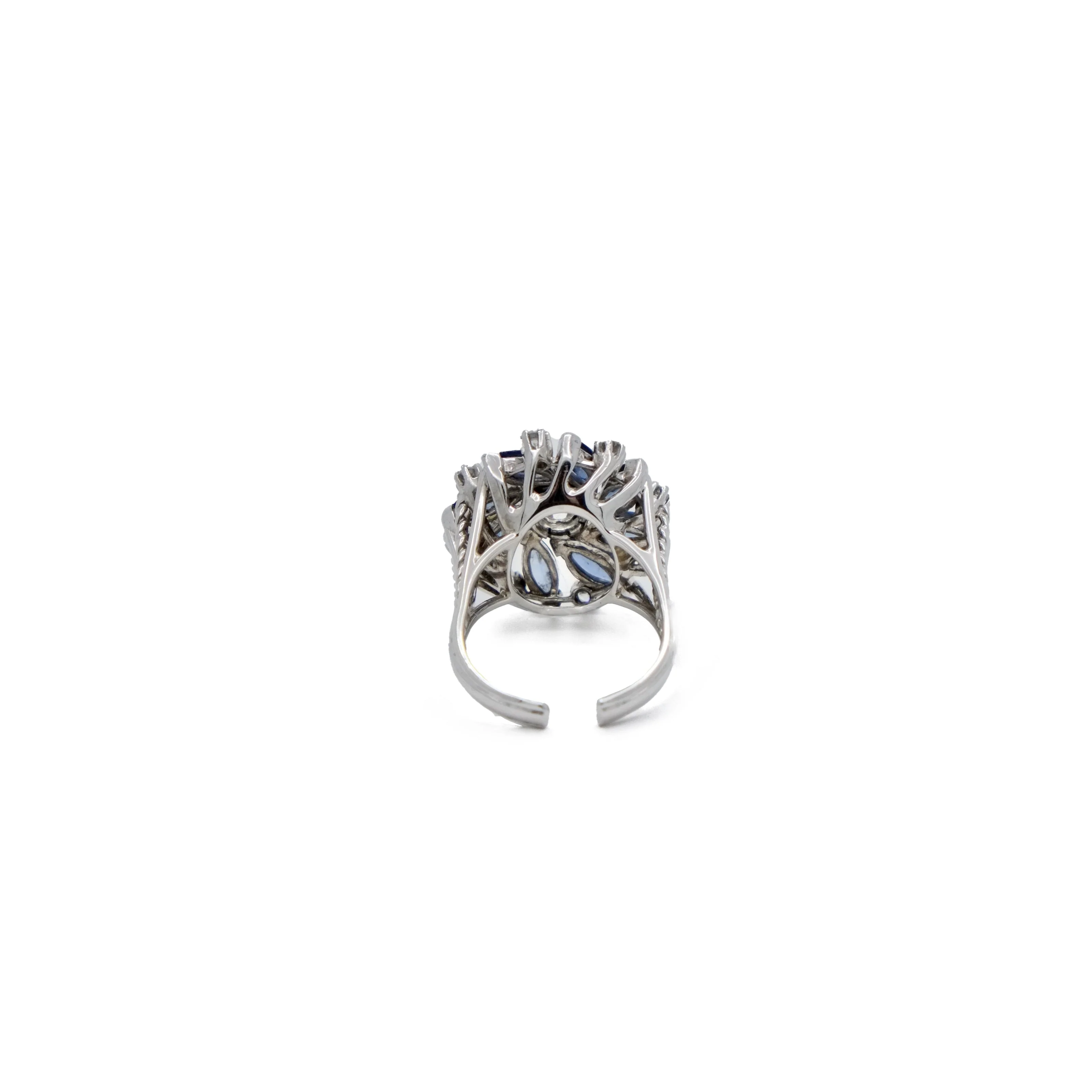 Bague Entourage fleur en or gris et saphirs et diamant - Image 5