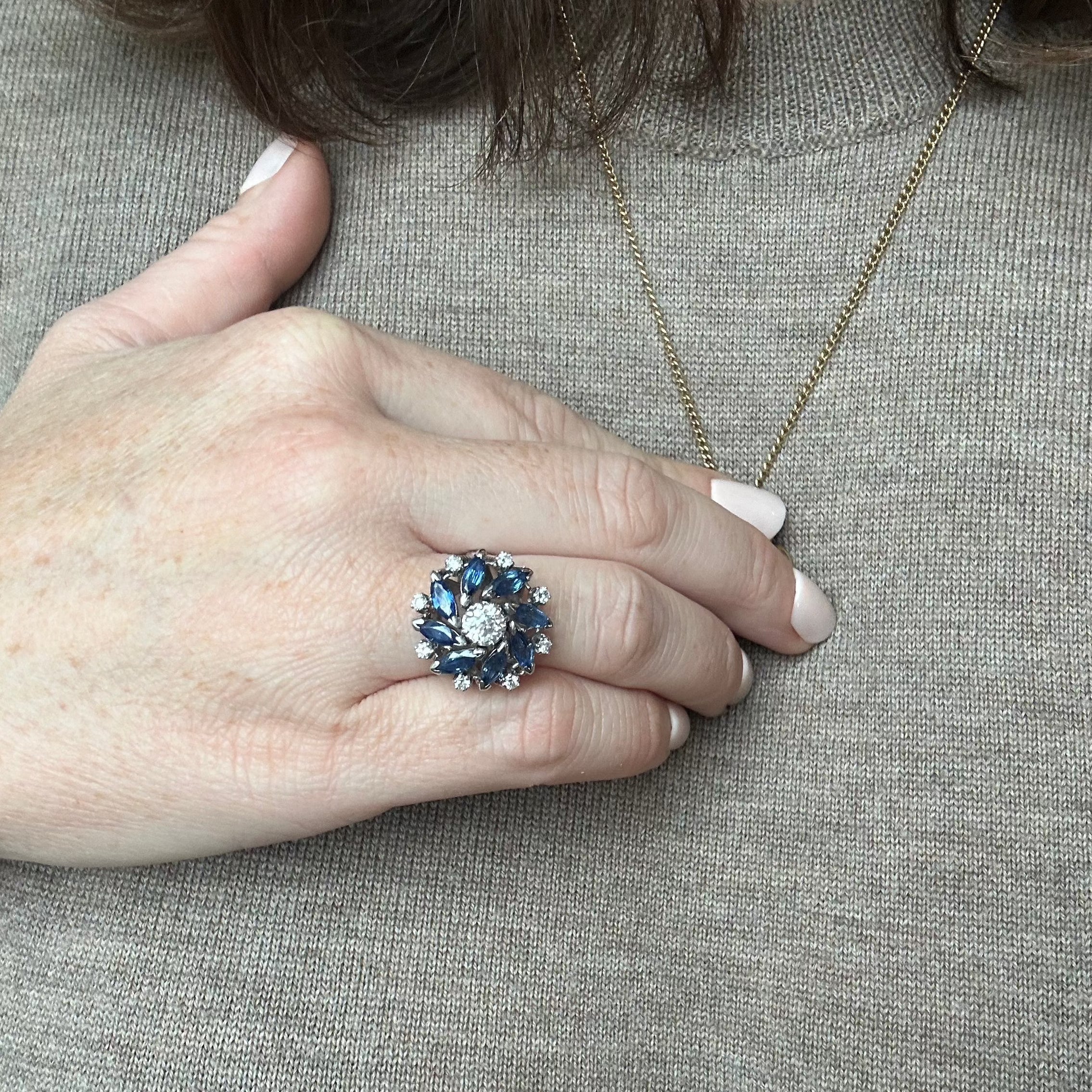 Bague Entourage fleur en or gris et saphirs et diamant - Image 6