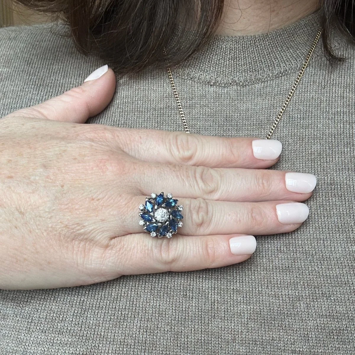 Bague Entourage fleur en or gris et saphirs et diamant - Image 7