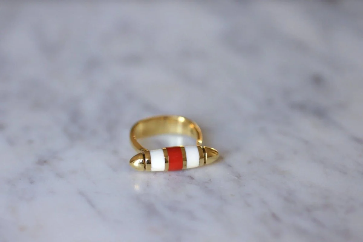 Bague fuseau moderniste or, corne, et corail - Image 2