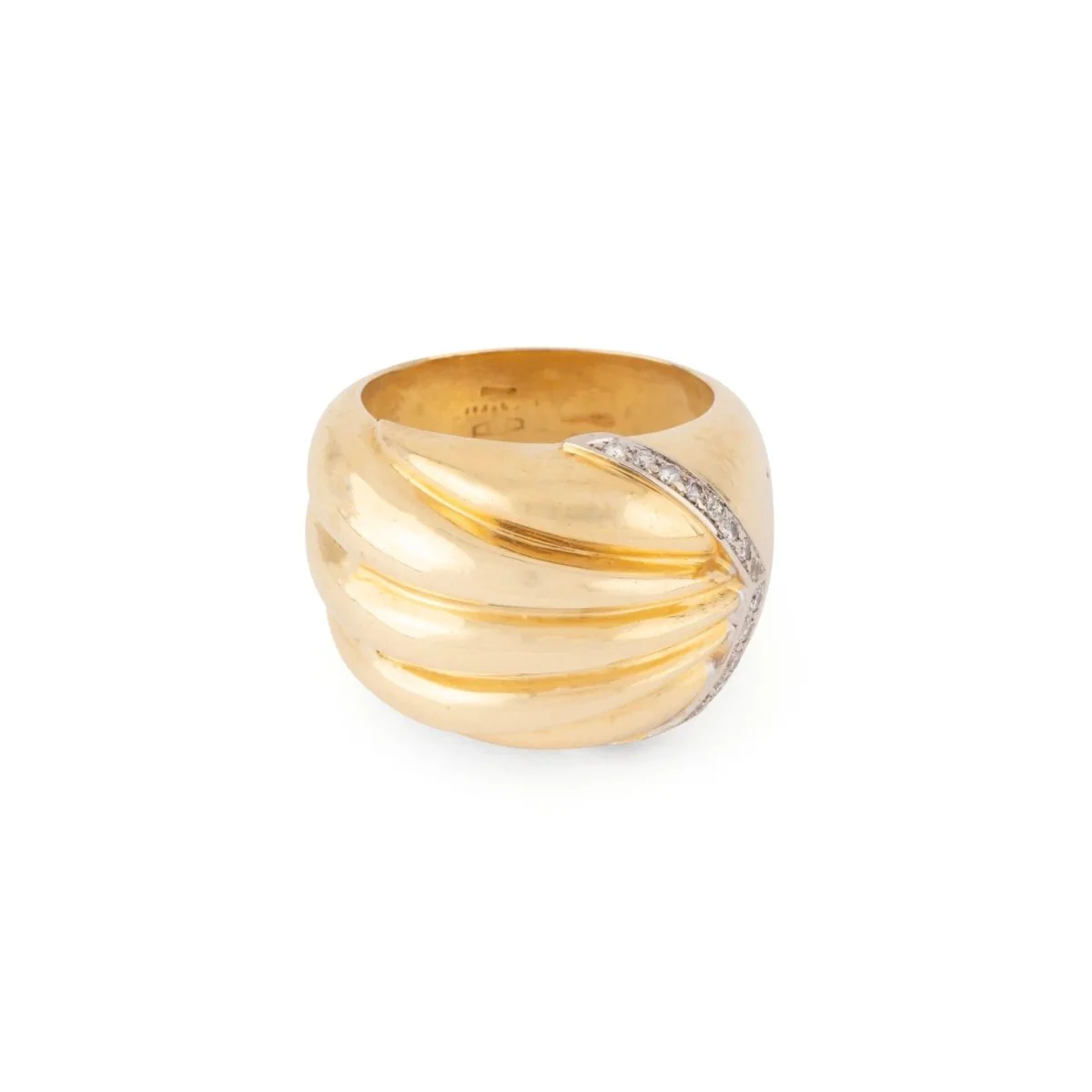 Bague godronnée en or jaune souligné d'une ligne de diamant