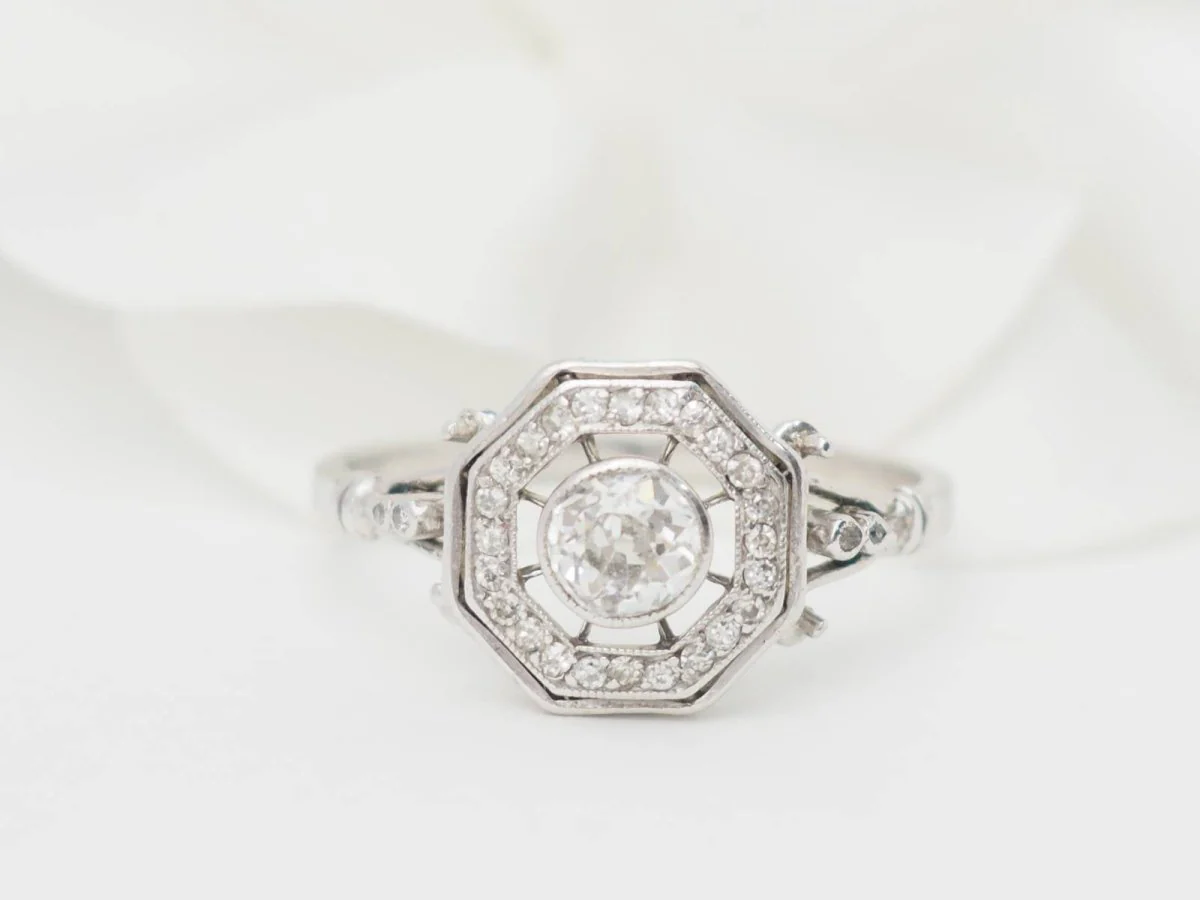 Bague Entourage en or blanc et diamants - Image 3