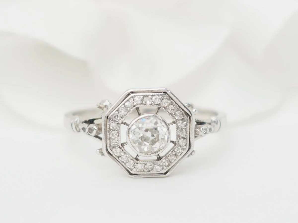 Bague Entourage en or blanc et diamants - Image 8
