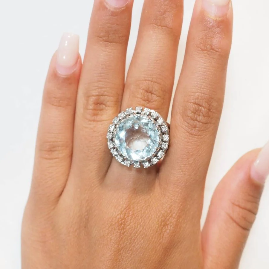 Bague Entourage en or blanc, platine, aigue-marine et diamants - Image 2