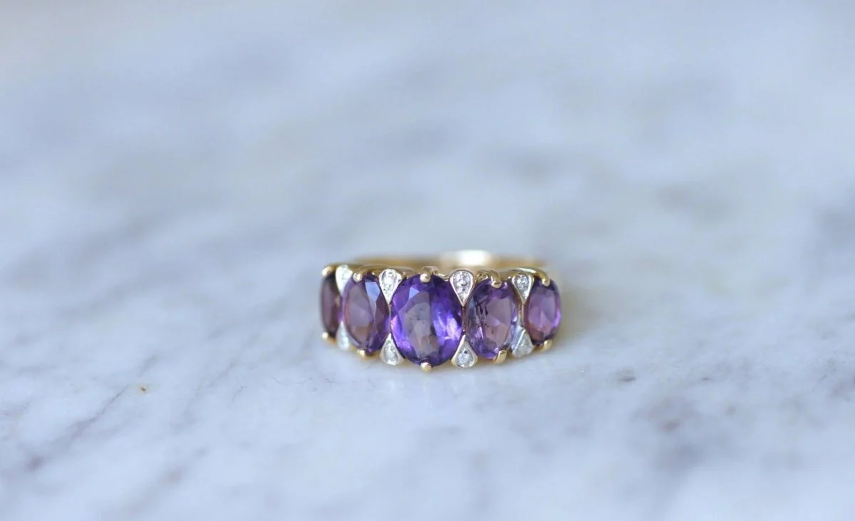 Bague jarretière améthystes et diamants - Image 3