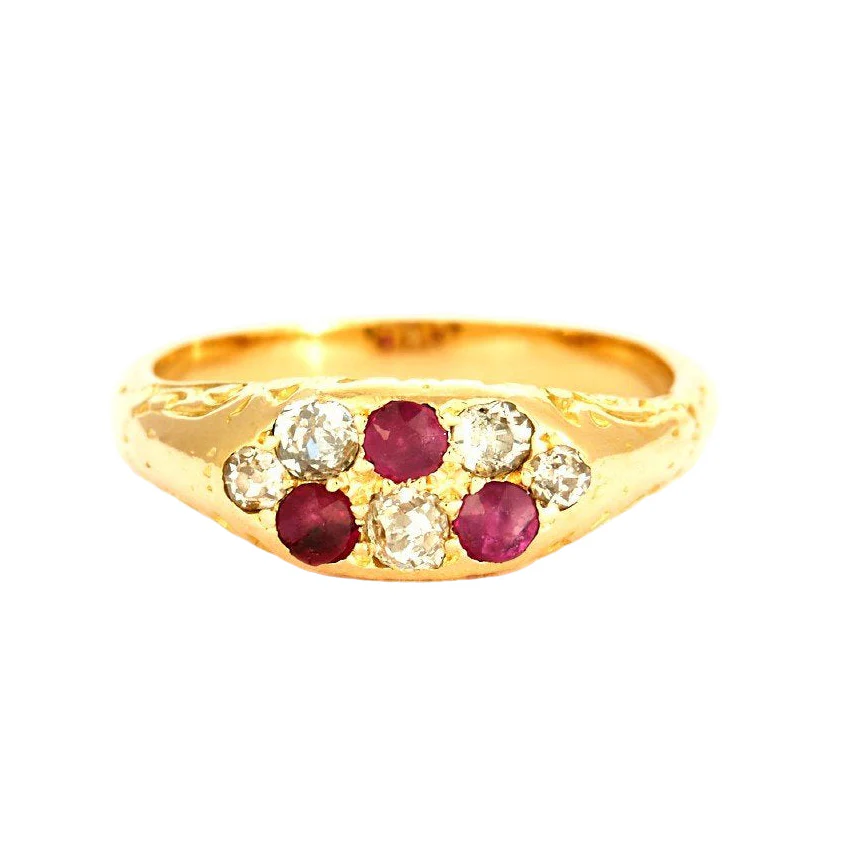 Bague Jarretière en or jaune, rubis et diamants