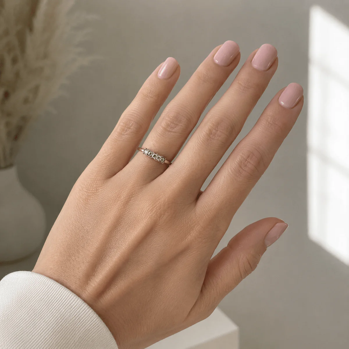 Bague Jarretière en or blanc et diamants - Image 2