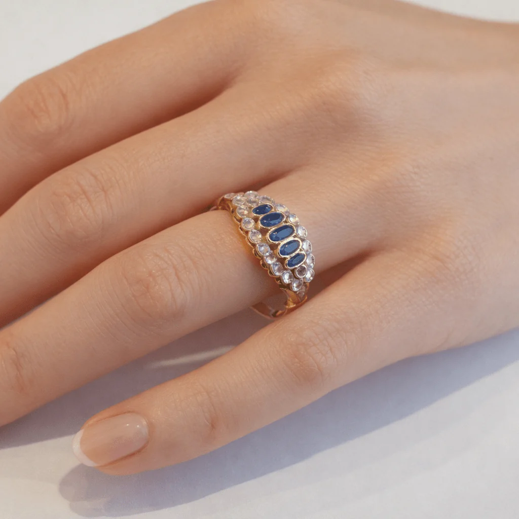 Bague Jarretière en or jaune, or blanc, saphirs et diamants - Image 4