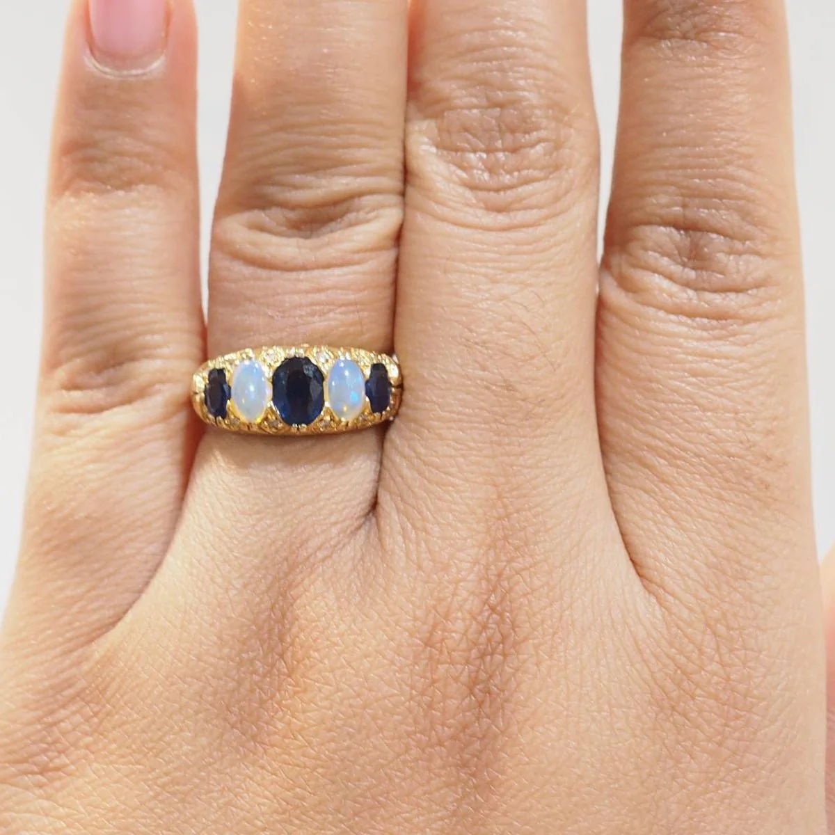 Bague jarretière en or jaune, saphirs et pierres de lune - Image 2