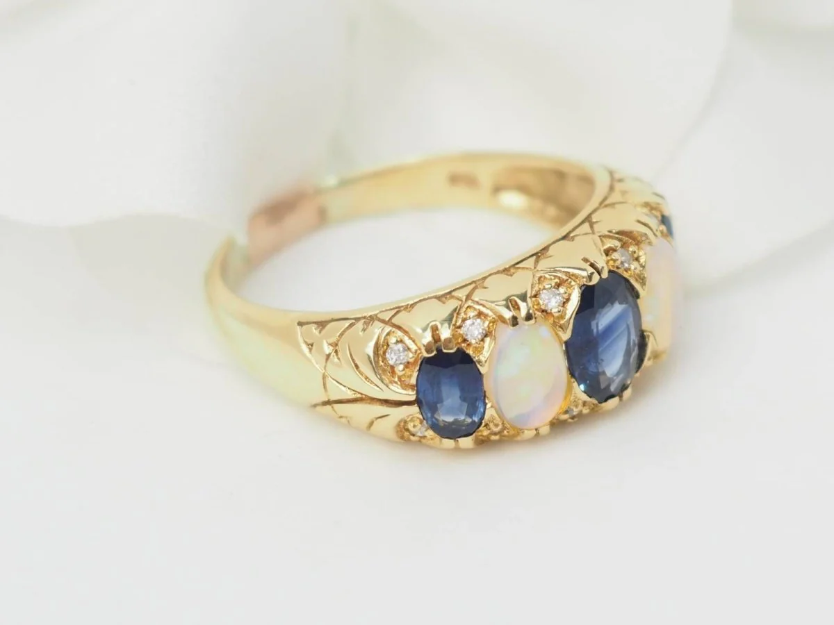 Bague jarretière en or jaune, saphirs et pierres de lune - Image 3