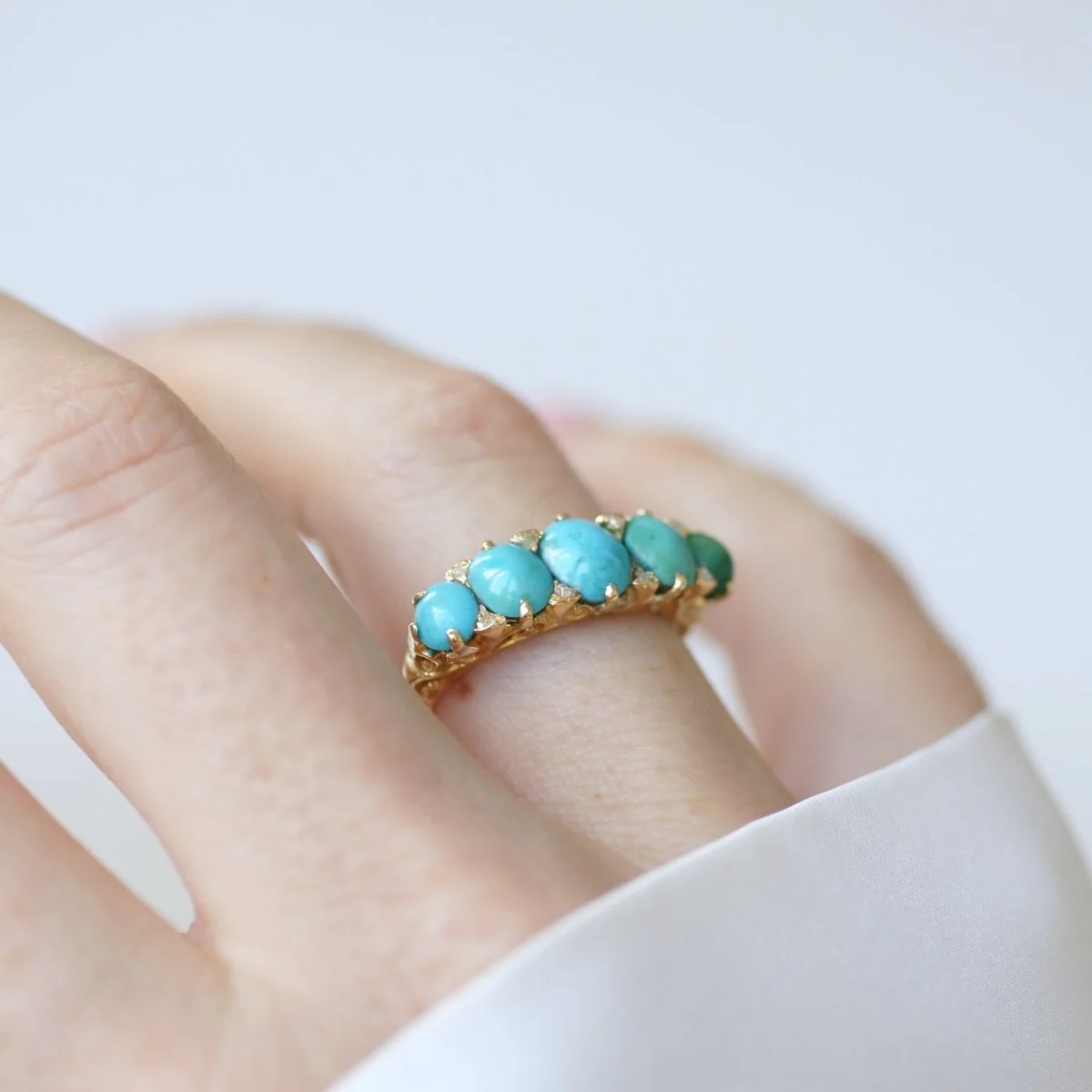 Bague Jarretière en or jaune, turquoises et diamants - Image 2