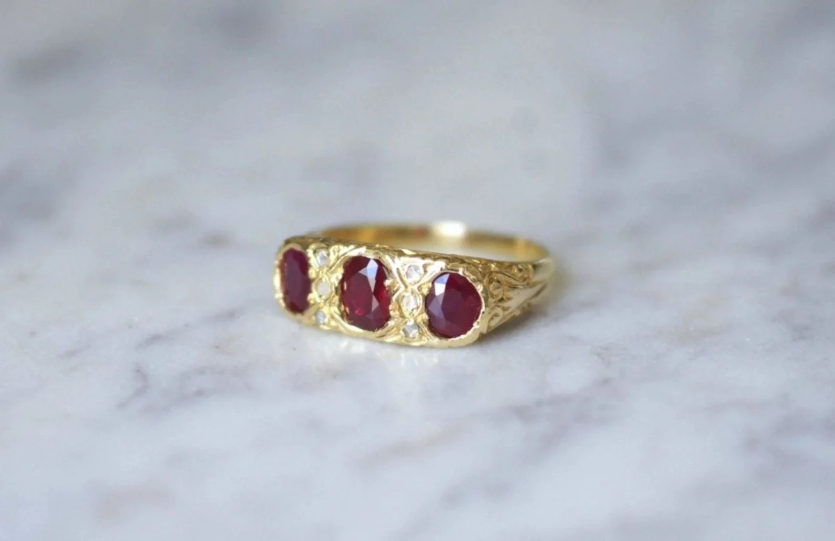 Bague jarretière rubis birmans et diamants