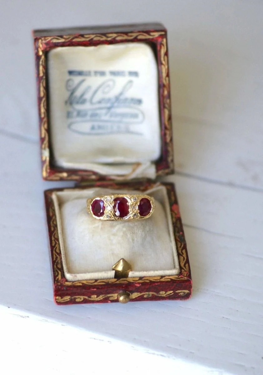 Bague jarretière rubis birmans et diamants - Image 4