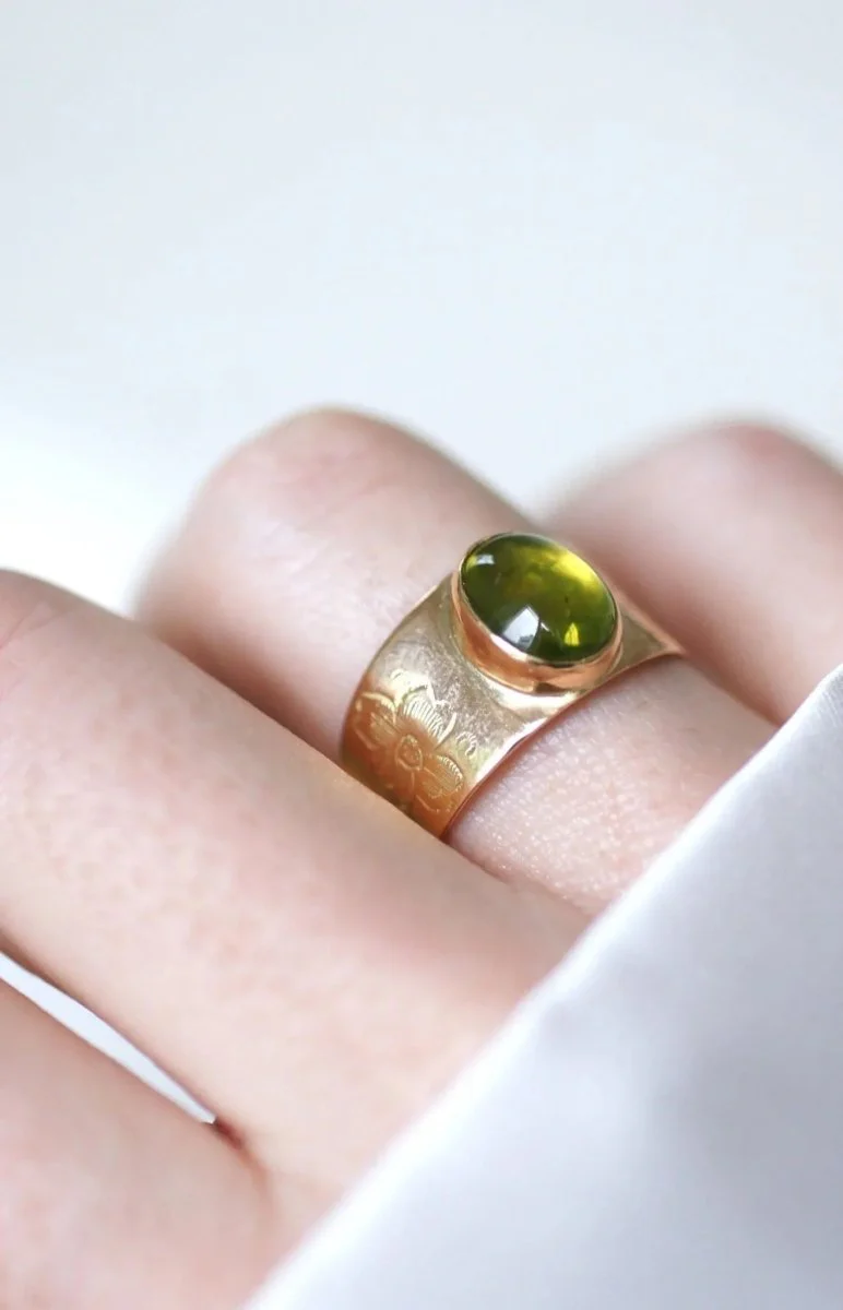 Bague bandeau or rose et cabochon péridot