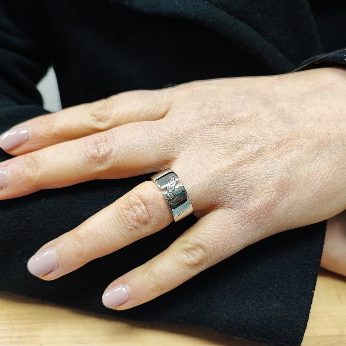 Bague Bandeau CHAUMET "Liens" en or blanc et diamants - Image 2